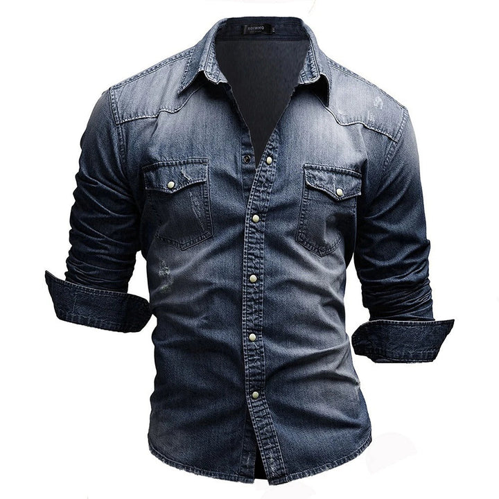 Ljusblå retro denim herrskjorta button-down med slank passform för en avslappnad look.