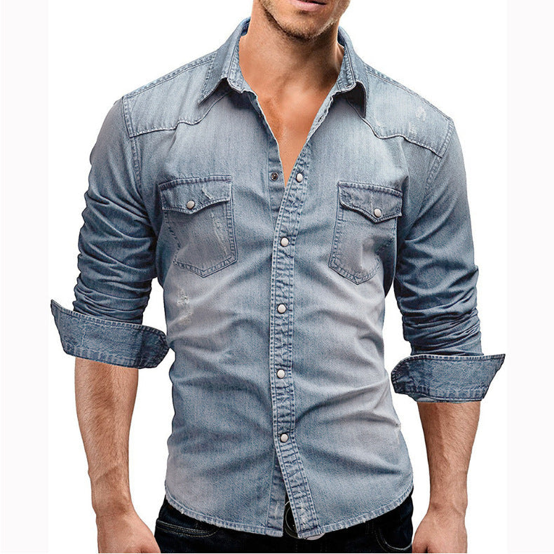 Stilren ljusgrå retro herrskjorta i denim, button-down, mångsidig för olika tillfällen.