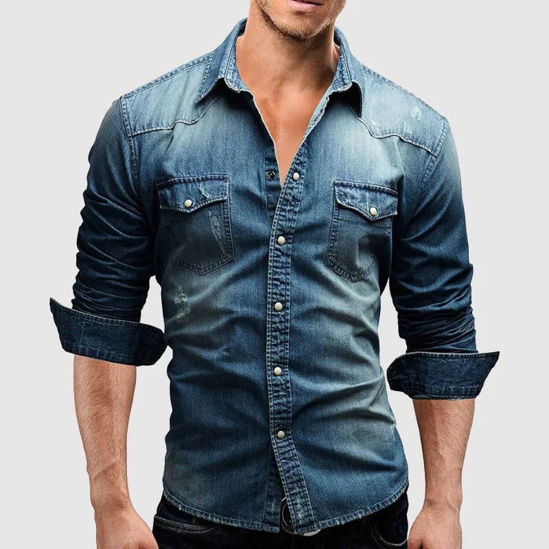 Stilren ljusblå retro denim herrskjorta, button-down, för en modern men avslappnad look.