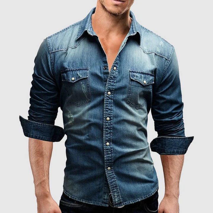 Stilren ljusblå retro denim herrskjorta, button-down, för en modern men avslappnad look.