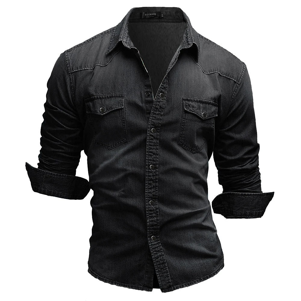 Mörkblå avslappnad button-down herrskjorta i retro denim, perfekt för mångsidiga stilar.
