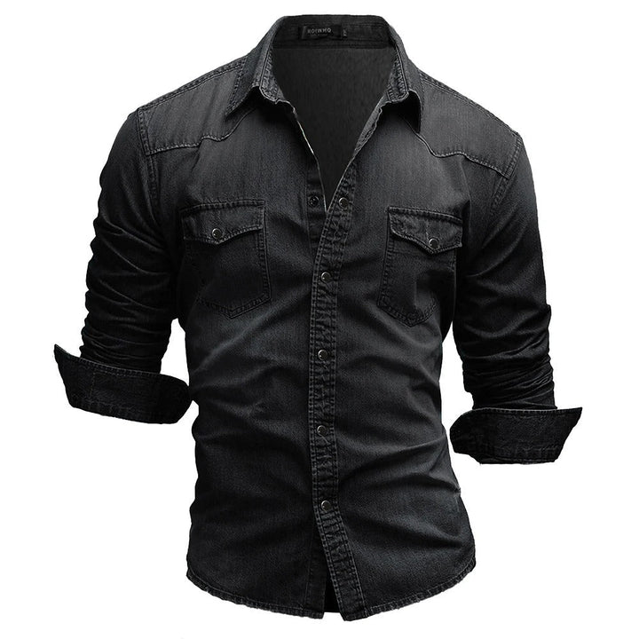 Mörkblå avslappnad button-down herrskjorta i retro denim, perfekt för mångsidiga stilar.