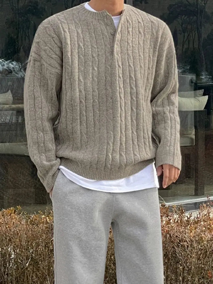 Mörkblå herr Henley pullover. Stilren långärmad tröja för höst och vår. Bekväm klassisk vardagsstil.