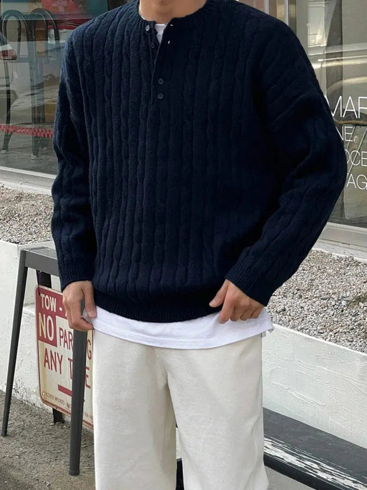 Mörkblå herr Henley pullover. Klassisk långärmad tröja för vardag och höst, en stilren och bekväm design.