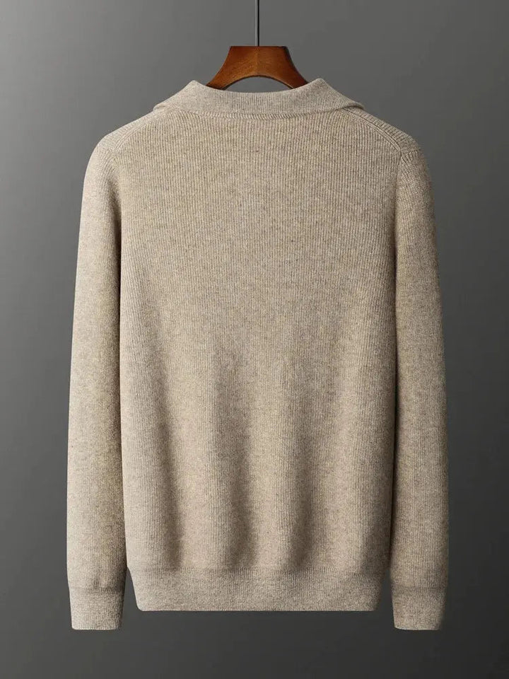Elegant herrtröja med halvdragkedja i tidlös design. Mångsidig för modern stil och komfort.
