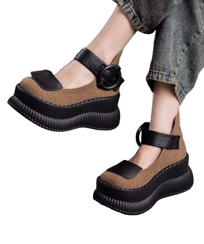 Ljusbruna plattform loafers för kvinnor med elegant spänne. Chic och bekväm vardagssko för dam.