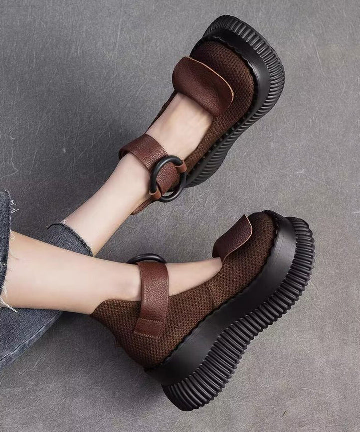 Eleganta bruna plattform loafers för kvinnor med spänne, perfekta för en chic och bekväm stil.