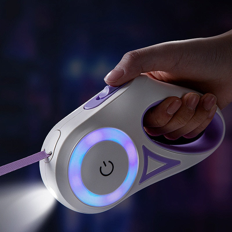 Ergonomiskt handtag på automatiskt hundkoppel med LED-ljus, ger kontroll och säkerhet för din hund.