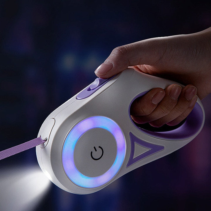 Ergonomiskt handtag på automatiskt hundkoppel med LED-ljus, ger kontroll och säkerhet för din hund.