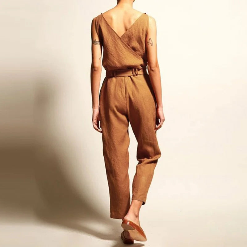 Dam jumpsuit med fokus på det justerbara midjebandet för en smickrande silhuett. Luftig och modern.