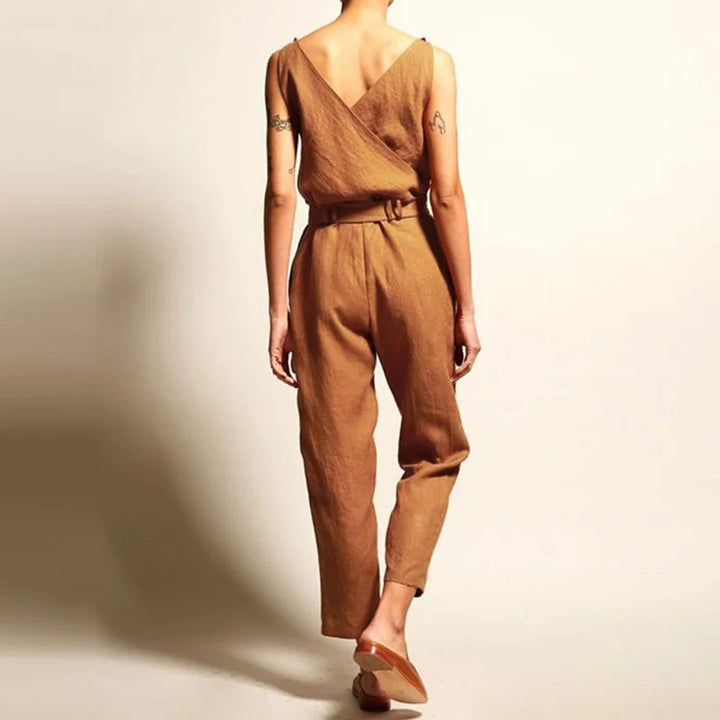 Dam jumpsuit med fokus på det justerbara midjebandet för en smickrande silhuett. Luftig och modern.