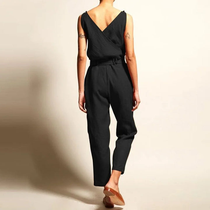 Stilfull dam byxdress, luftig design med justerbart midjeband. Optimal för sommarens alla tillfällen.