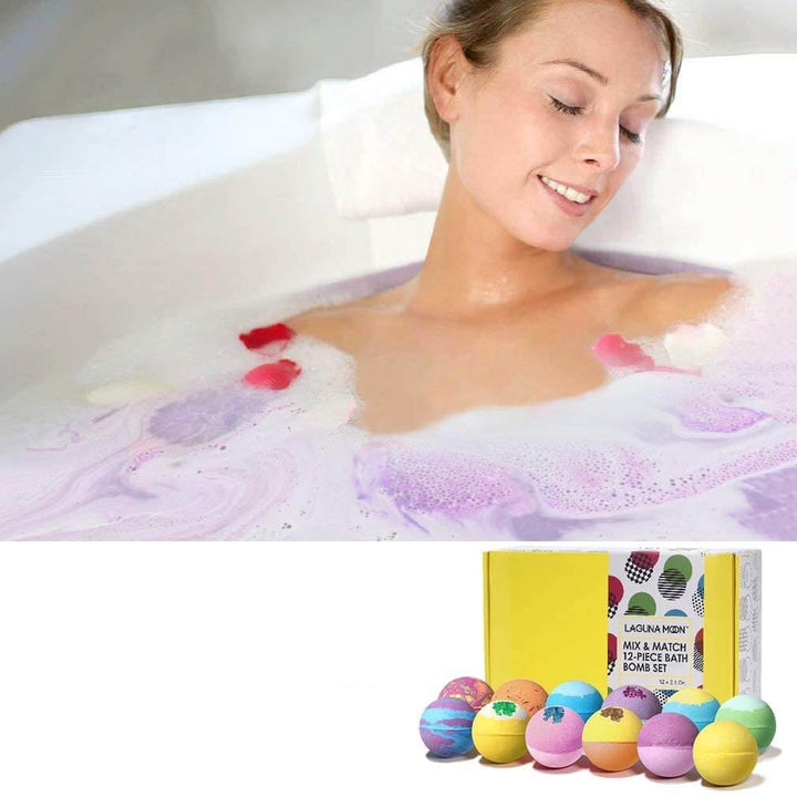 En hand sträcker sig efter en badbomb i ett presentkit, illustrerande enkelheten att skapa ett spa hemma.