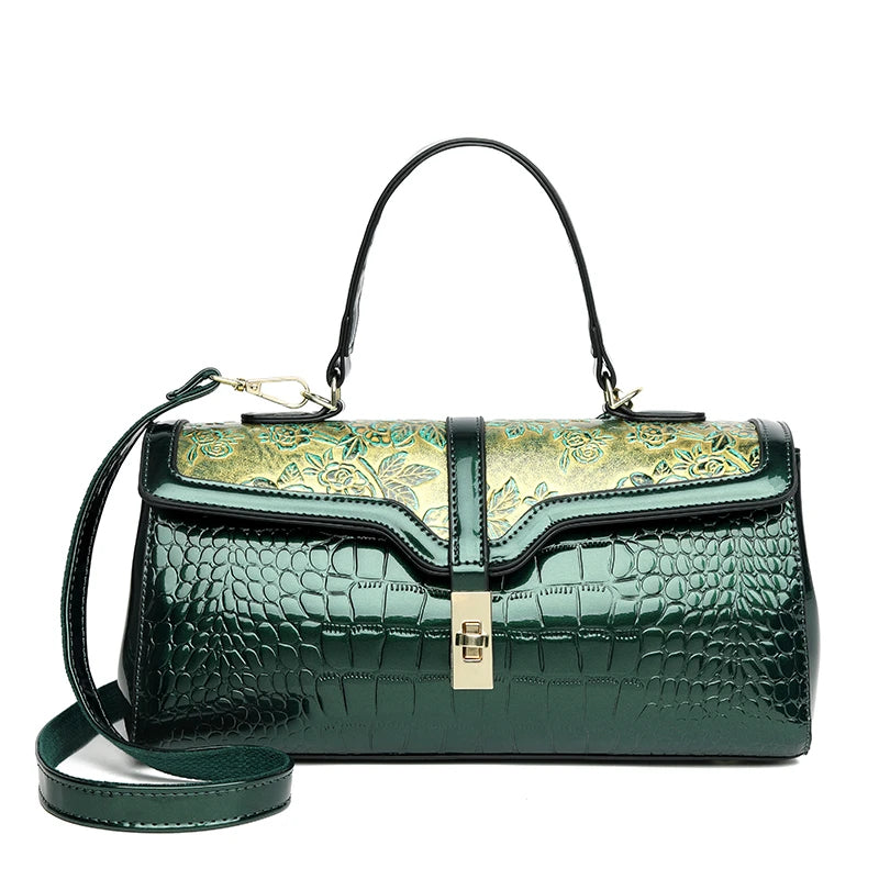 Mjuk kuddväska i tote-modell med elegant blomsterdesign. Lyxig damväska, axelremsväska.