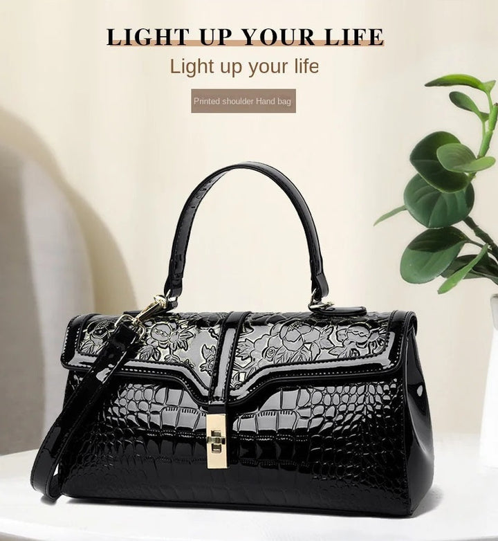 Lyxig kuddväska i tote-stil med elegant blomstermönster. Mjuk damväska för fashion.