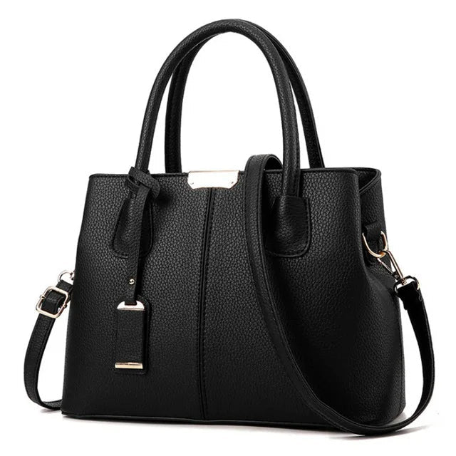 Stilren toteväska i elegant färg med guldiga detaljer, perfekt kvinnlig accessoar.