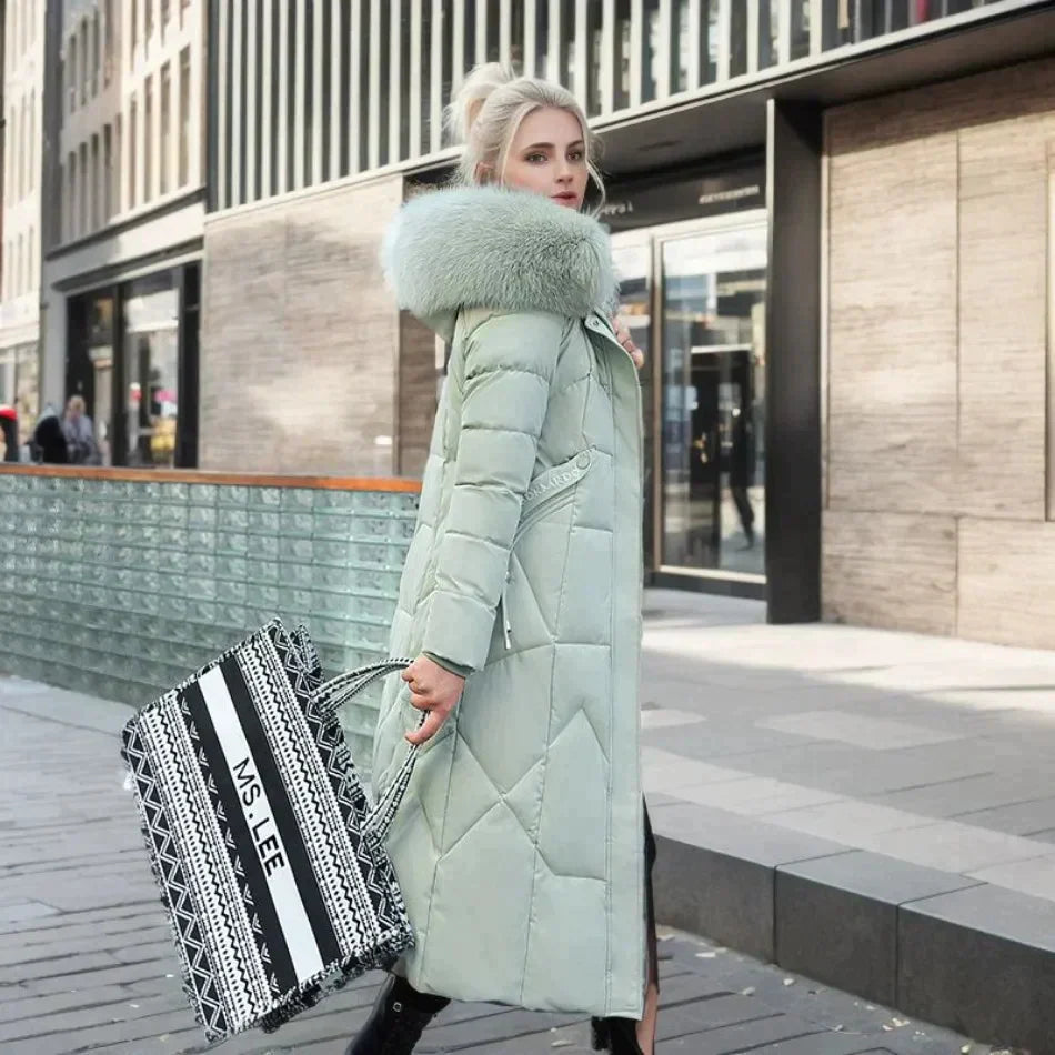Elegant höstkappa för kvinnor, stilren och lyxig med trendig skärning. Ett fashionabelt val som ytterplagg.