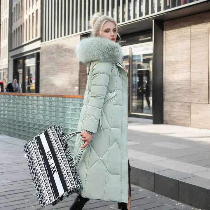 Elegant höstkappa för kvinnor, stilren och lyxig med trendig skärning. Ett fashionabelt val som ytterplagg.