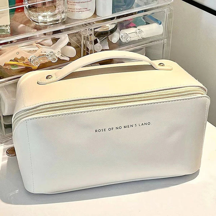 Snygg rese-necessär för dam. Håller din makeup säkert organiserad och lättillgänglig under resan.