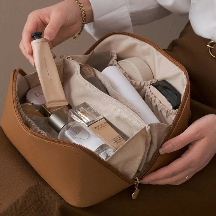 Snygg makeupförvaring, perfekt som necessär eller resväska för dam. Håller sminket organiserat.