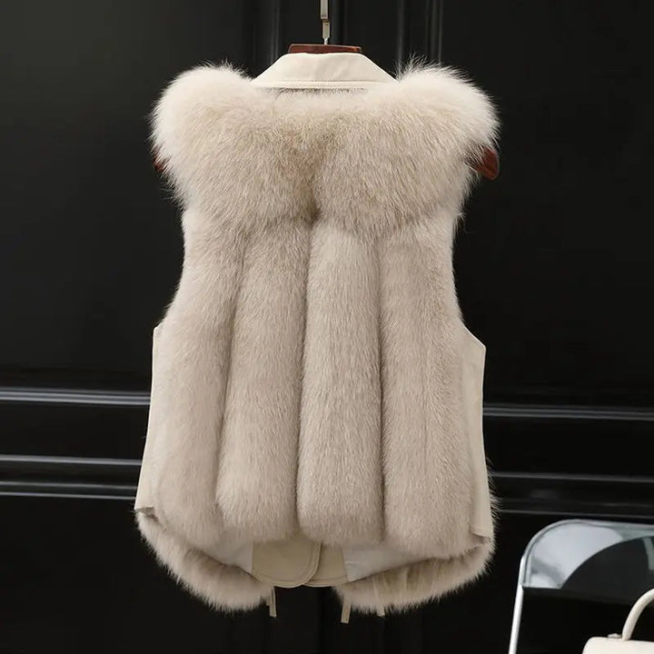 Chic damväst i lyxig design med stora slag. Perfekt ytterplagg för en elegant höst- och vinterstil.