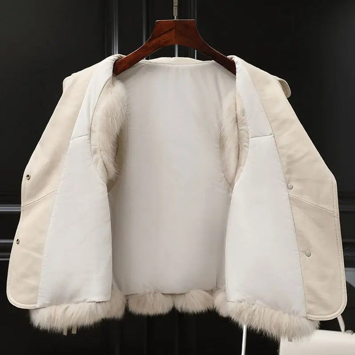 Värmande damväst för höst och vinter. Elegant ytterplagg med justerbara detaljer och överdimensionerade slag.