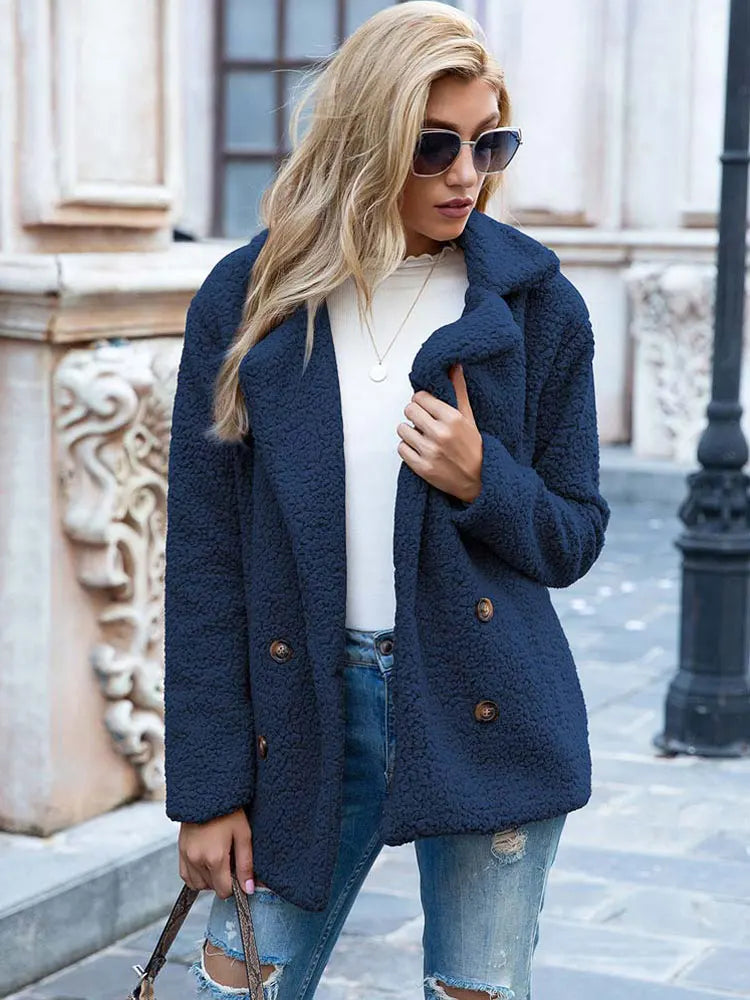 Elegant faux fur damjacka, ett måste för kyliga festkvällar.