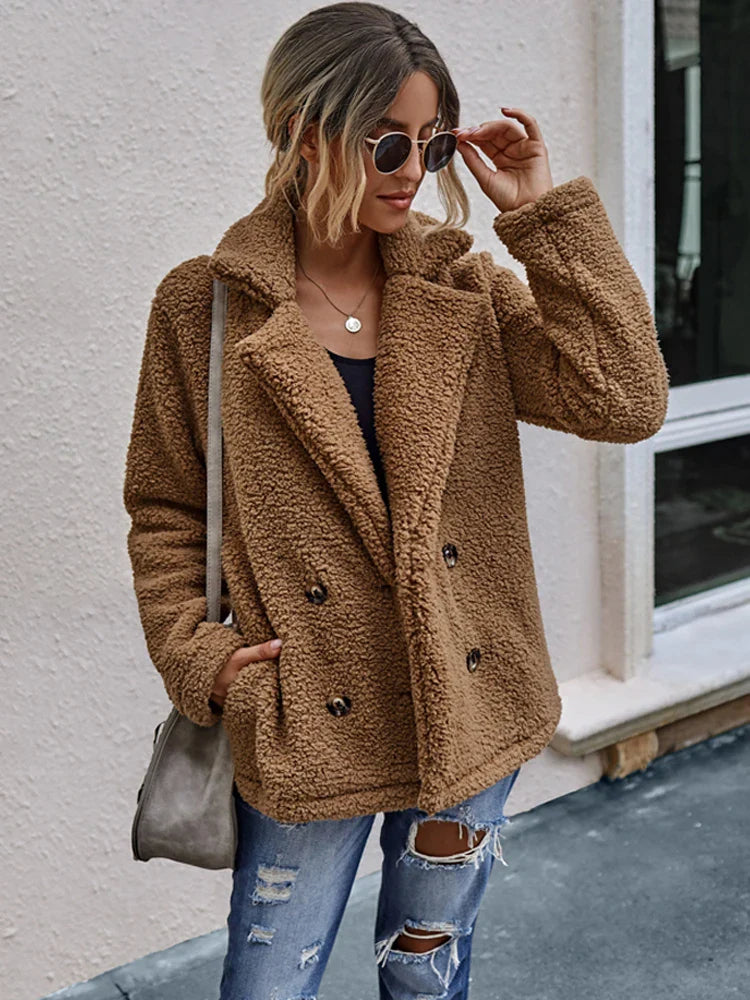 Elegant damjacka i mjuk faux fur, perfekt för kalla höst- & vinterdagar.