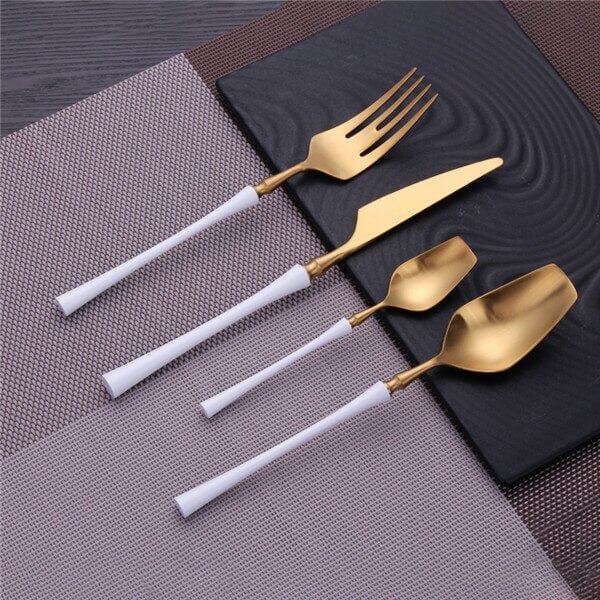 Gaffel och kniv från Venedig Royal Design bestickssats, perfekta för en lyxig middag.