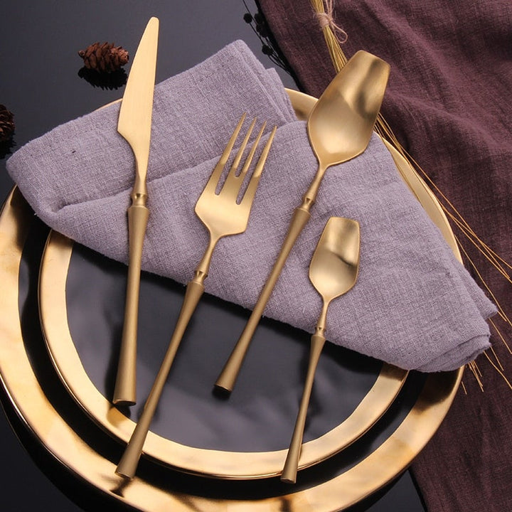 Elegant dessertsked i guld från Venedig Royal Design set, perfekt för festliga tillfällen.