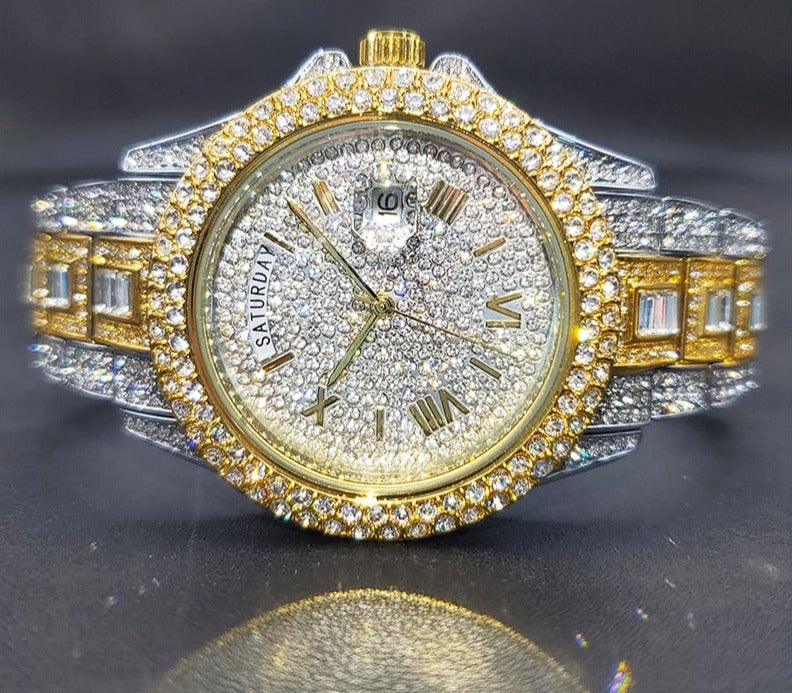 Modeklocka för män med glänsande diamantstil och iögonfallande isade element.