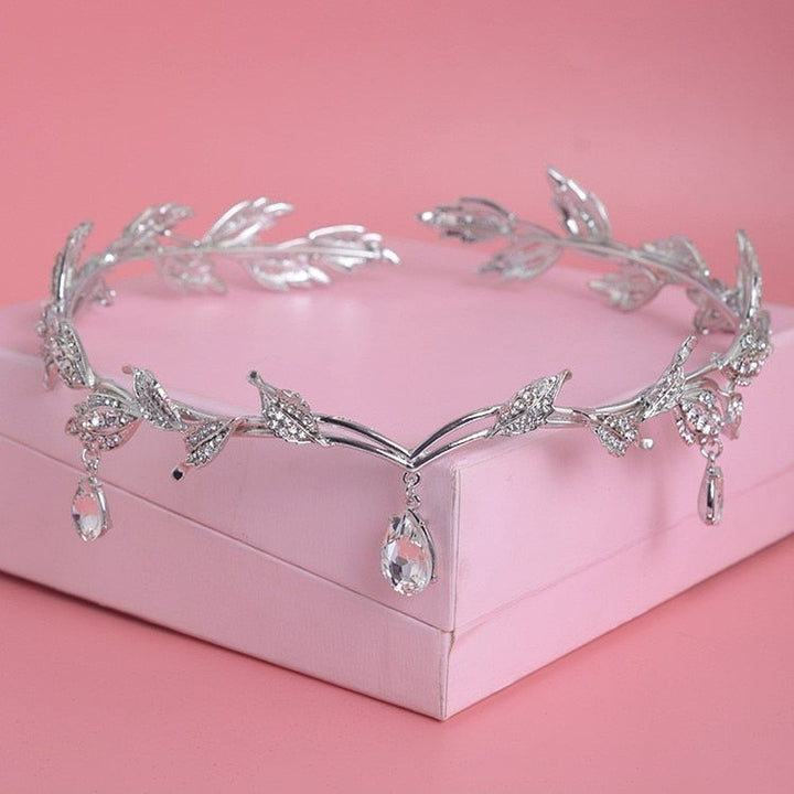Lyxig kristallkrona med strass för bröllop & fest. Drottninglik tiara & håraccessoar.