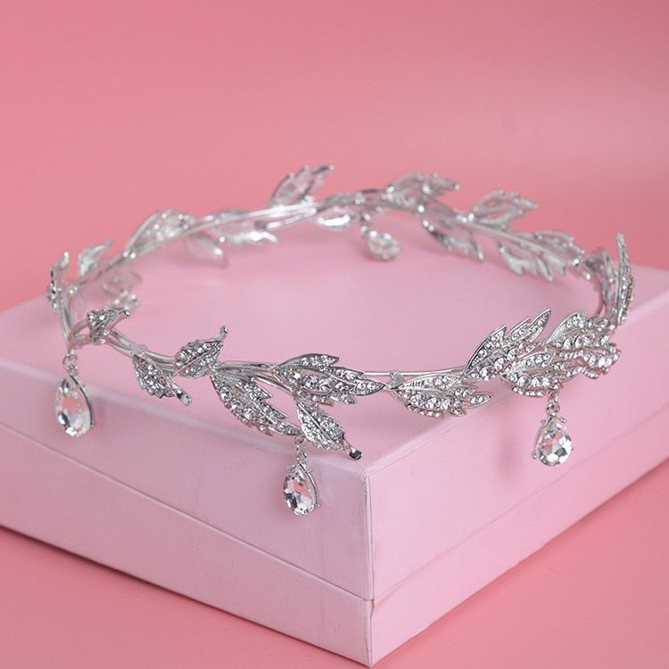 Gnistspridande bröllopstiara i kristall & strass. Elegant huvudbonad för prinsessor.