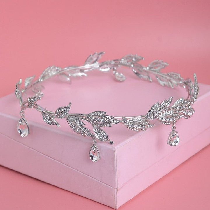 Gnistspridande bröllopstiara i kristall & strass. Elegant huvudbonad för prinsessor.