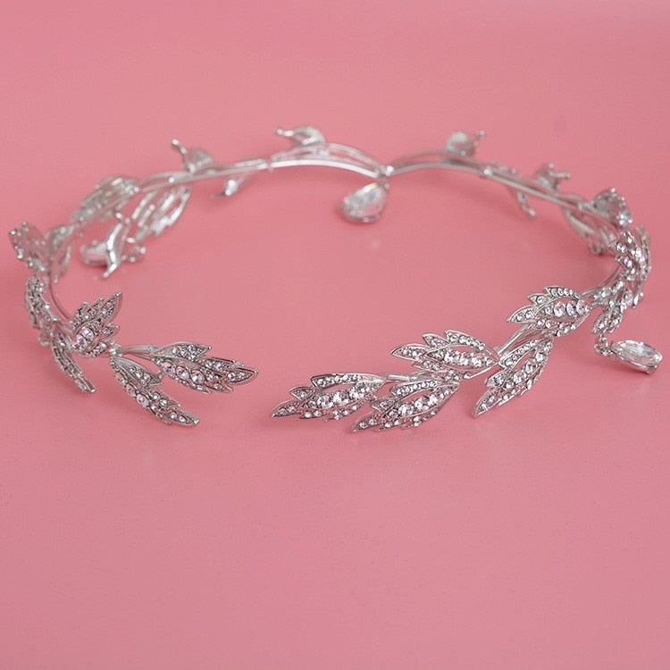 Strålande kristallkrona som håraccessoar. Lyxig tiara med strass för din speciella dag.