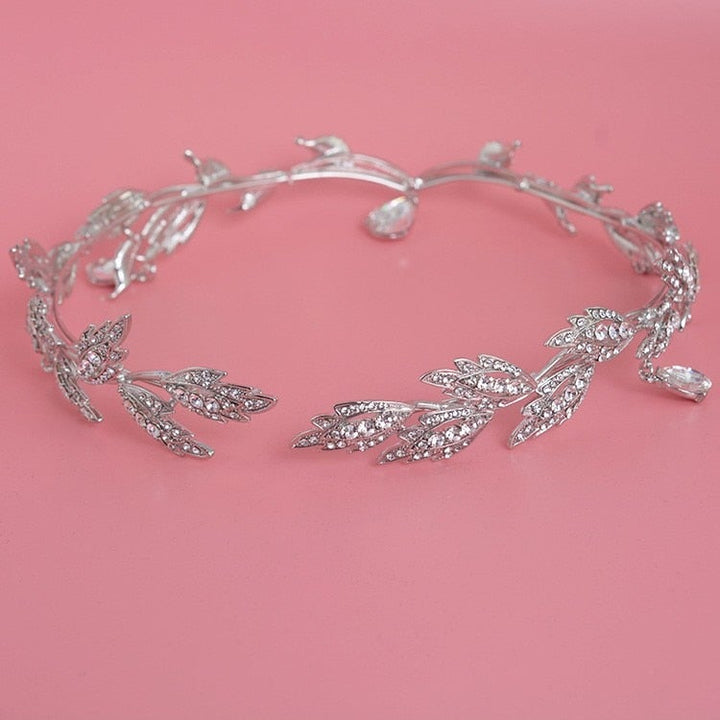 Strålande kristallkrona som håraccessoar. Lyxig tiara med strass för din speciella dag.