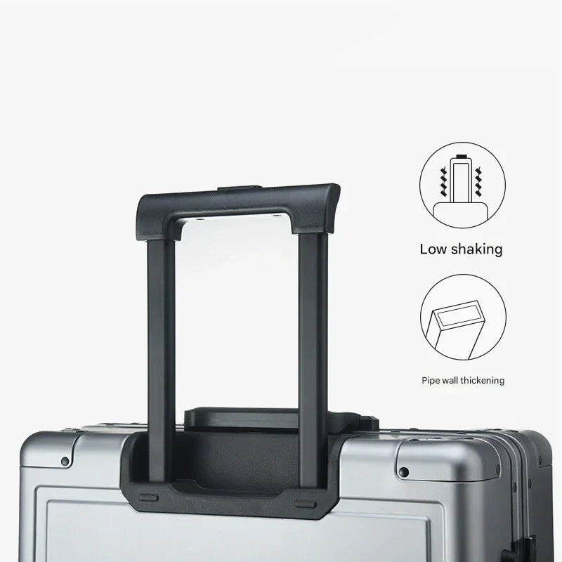 Skyddande hårdskalsresväska med slitstark yta. Bagage med 360° hjul & TSA-lås för trygga och eleganta resor.
