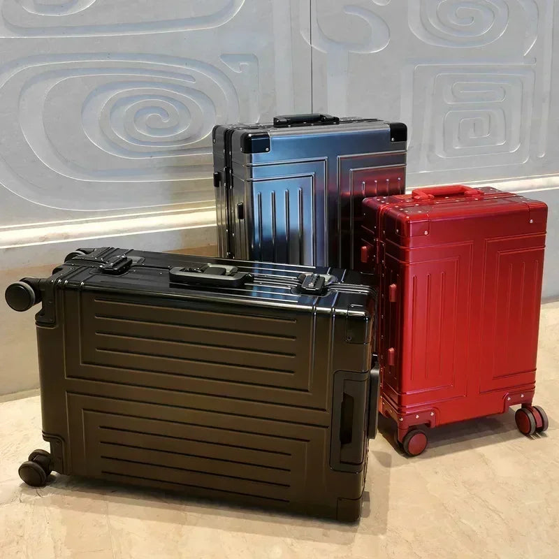 Stilren svart aluminium kabinväska med hårt skal, perfekt handbagage för effektiva affärs- och fritidsresor.
