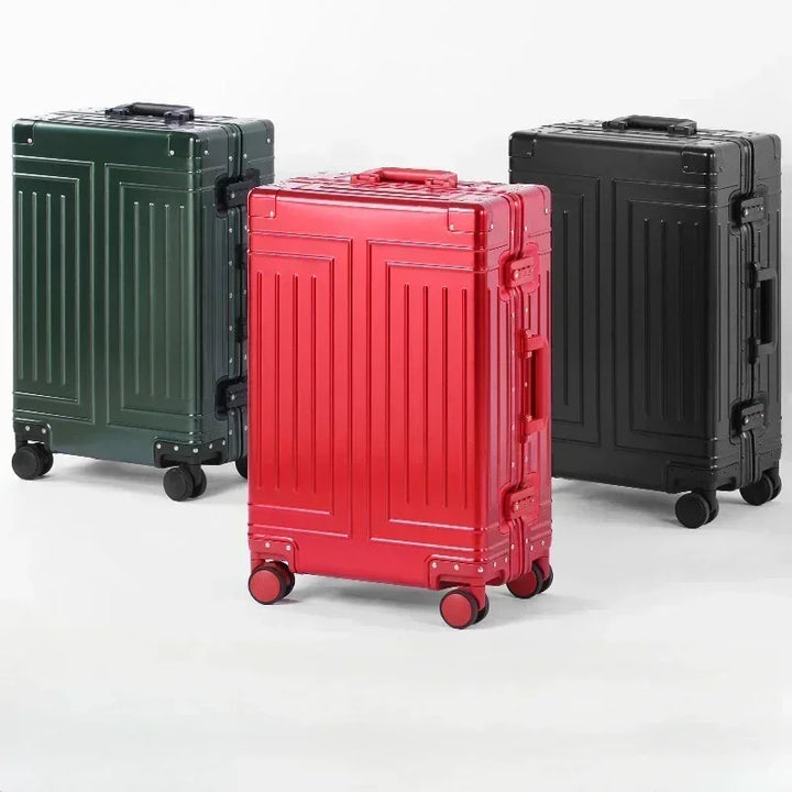 Premium aluminium resväska med hårt skal och elegant silverfinish. Idealisk som tåligt bagage för alla resor.