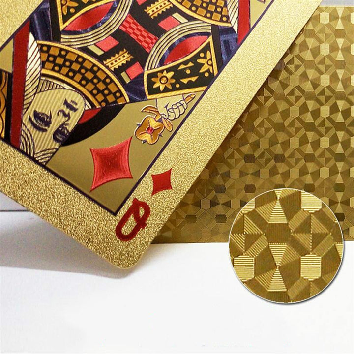 Vattentåliga guldkort för poker i elegant design, närbild på guldskimrande framsida.