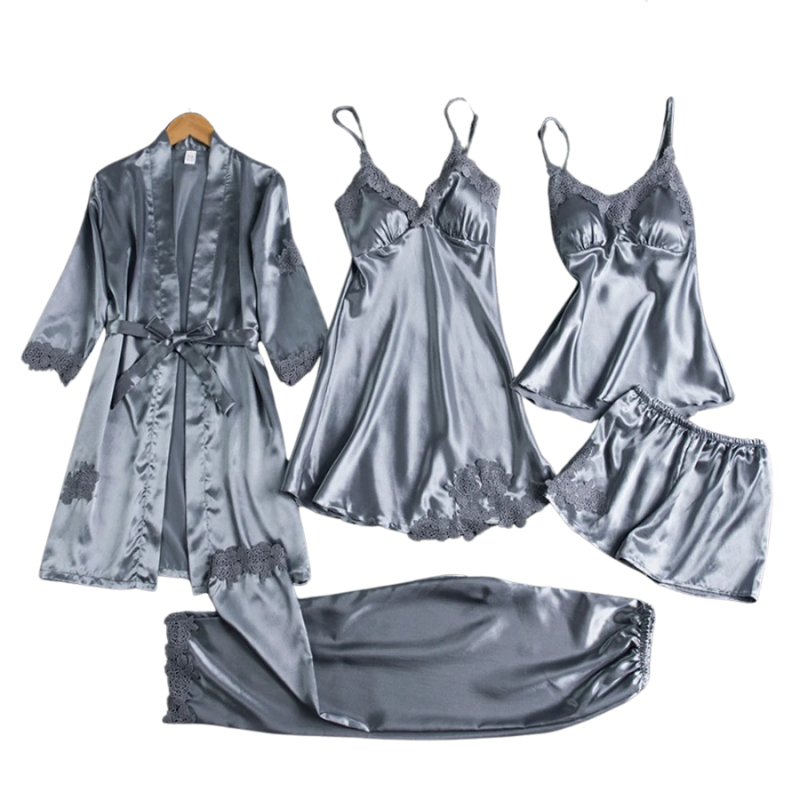 Närbild av satinmaterialet på ett lyxigt 5-i-1 pyjamasset, visar glans och mjukhet