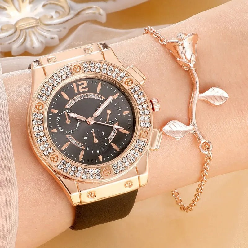 Detaljbild av urtavlan på ett elegant damarmbandsur med gnistrande strass och tydlig avläsning.