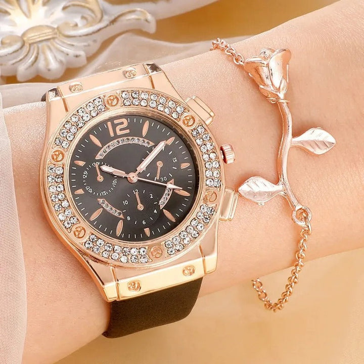 Detaljbild av urtavlan på ett elegant damarmbandsur med gnistrande strass och tydlig avläsning.