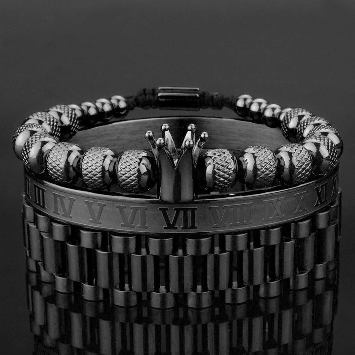 Hiphop-inspirerat herrarmband set med detaljerad krona och glänsande zirkonstenar.
