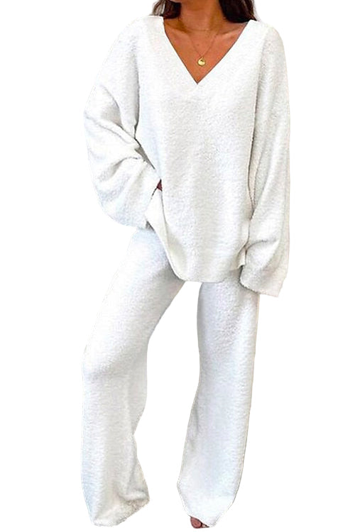 Lyxigt kvinnors loungewear set med v-hals, batwing ärmar & raka byxor. Perfekt för bekväm avkoppling hemma.