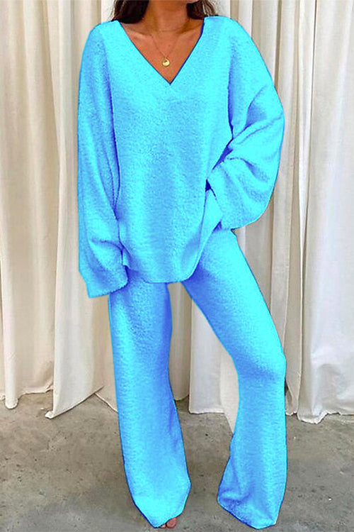 Bekvämt tvådelat kvinnors loungewear set för avkoppling. Avslappnad passform med v-hals & raka benbyxor.