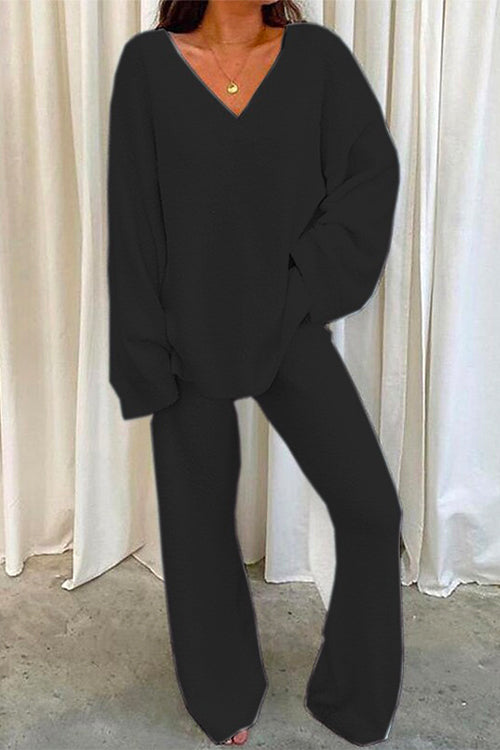 Mjukt & mysigt kvinnors loungewear set i två delar. Komplett för avkoppling med v-hals & raka benbyxor.