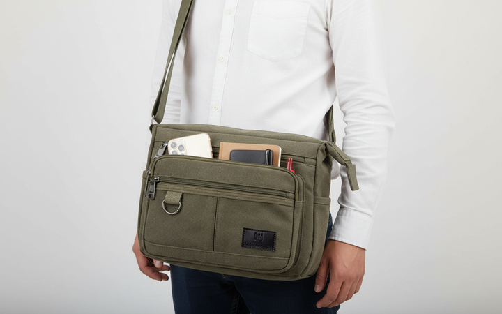 Robust resväska i canvas med inbyggt RFID-skydd. Praktisk messengerbag för trygga resor.