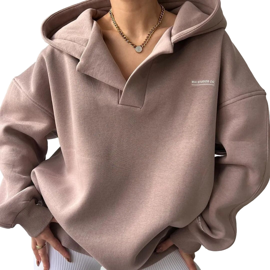 Mångsidig damhoodie med v-ringning i mjukt tyg för avslappnad vardagsstil. Finns i rosa, ljusbrun, grå.