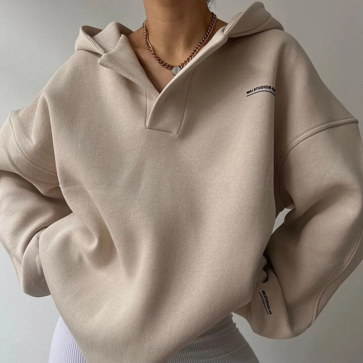 Trendig V-ringad damtröja i hoodie-modell, perfekt för komfort och stil. Tillgänglig i flera färger.